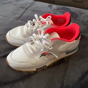 white vintage reebok shoes